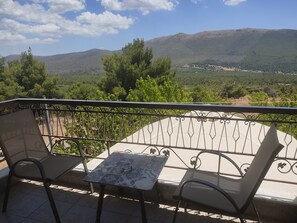 Double Room (Art Room No 3) | Terrace/patio - Guest House Kithairon (Mandra-Eidyllia)