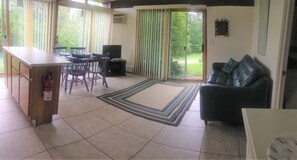 Comfort-Apartment, 1 Schlafzimmer, Bergblick, zum Garten hin | Wohnbereich | 32-Zoll-LED-Fernseher mit Premium-TV-Sendern, Fernseher