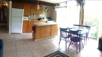 Comfort Apartment, 1 Bedroom, Mountain View, Garden Area | Private kitchenette | Mini-fridge, paper towels
