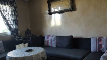 Apartemen, 1 kamar tidur | Area keluarga | Smart TV 29-inci dengan saluran TV satelit, TV, dan pemutar DVD