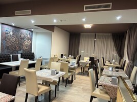 Continental breakfast on weekends (EUR 10 per person)