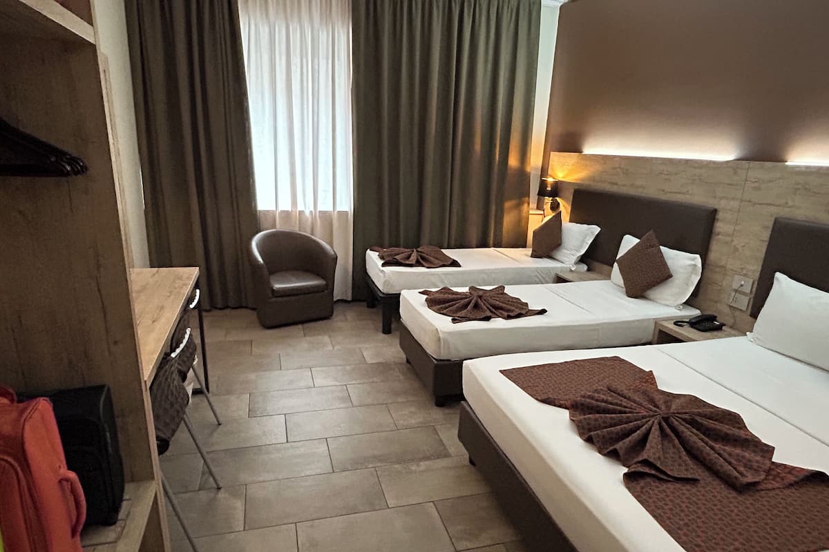 Cubrecamas, minibar y caja de seguridad en la habitación