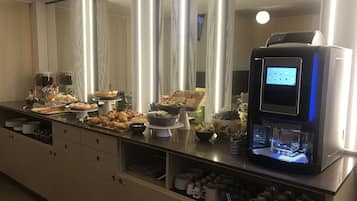 Petit déjeuner continental servi les week-ends (10 EUR par personne)