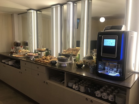 Continental breakfast on weekends (EUR 10 per person)