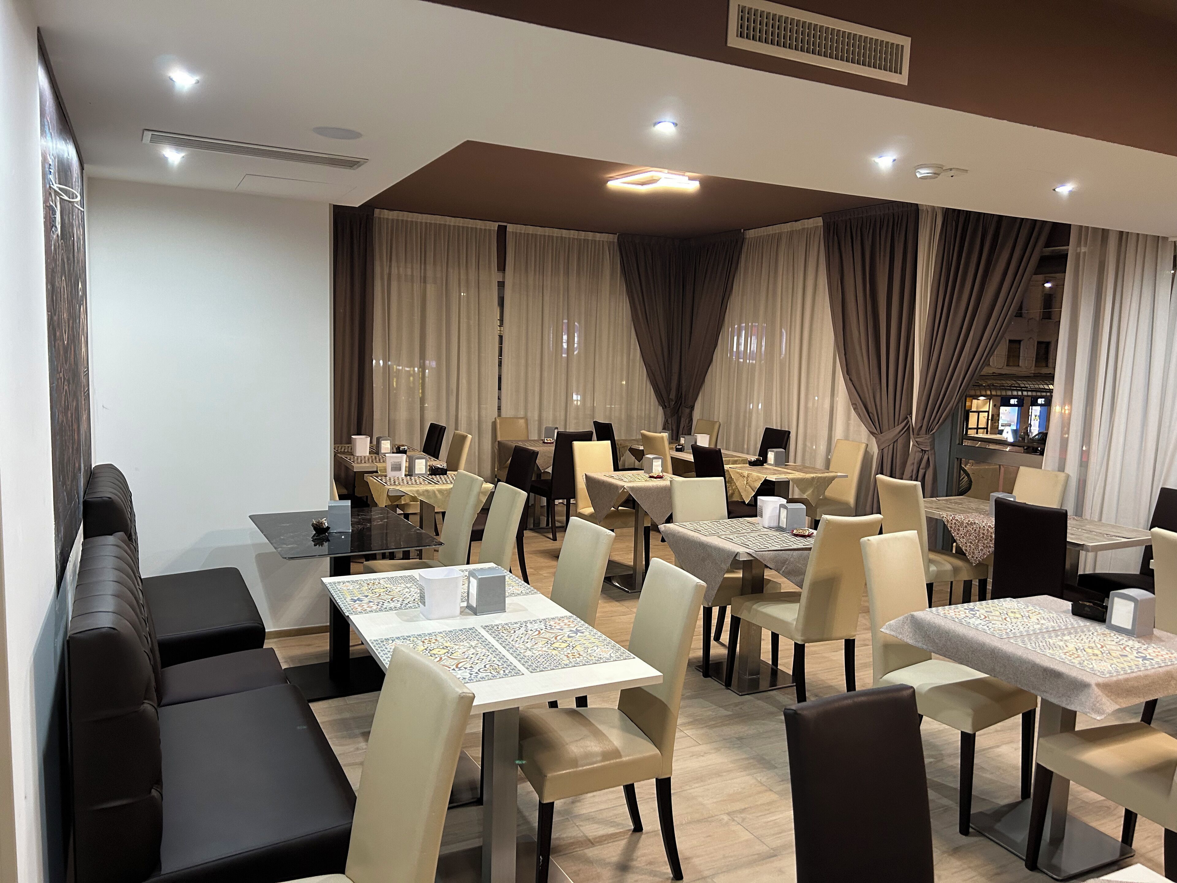 Continental breakfast on weekends (EUR 10 per person)