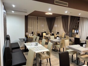 Continental breakfast on weekends (EUR 10 per person)