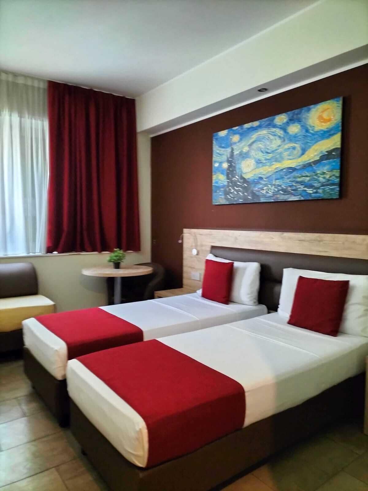 Standard-Zweibettzimmer, Nichtraucher | Daunenbettdecken, Zimmersafe, individuell eingerichtet, Schreibtisch