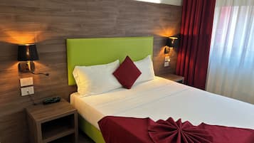 Standard-Doppelzimmer, 1 Queen-Bett, Nichtraucher | Daunenbettdecken, Zimmersafe, Schreibtisch
