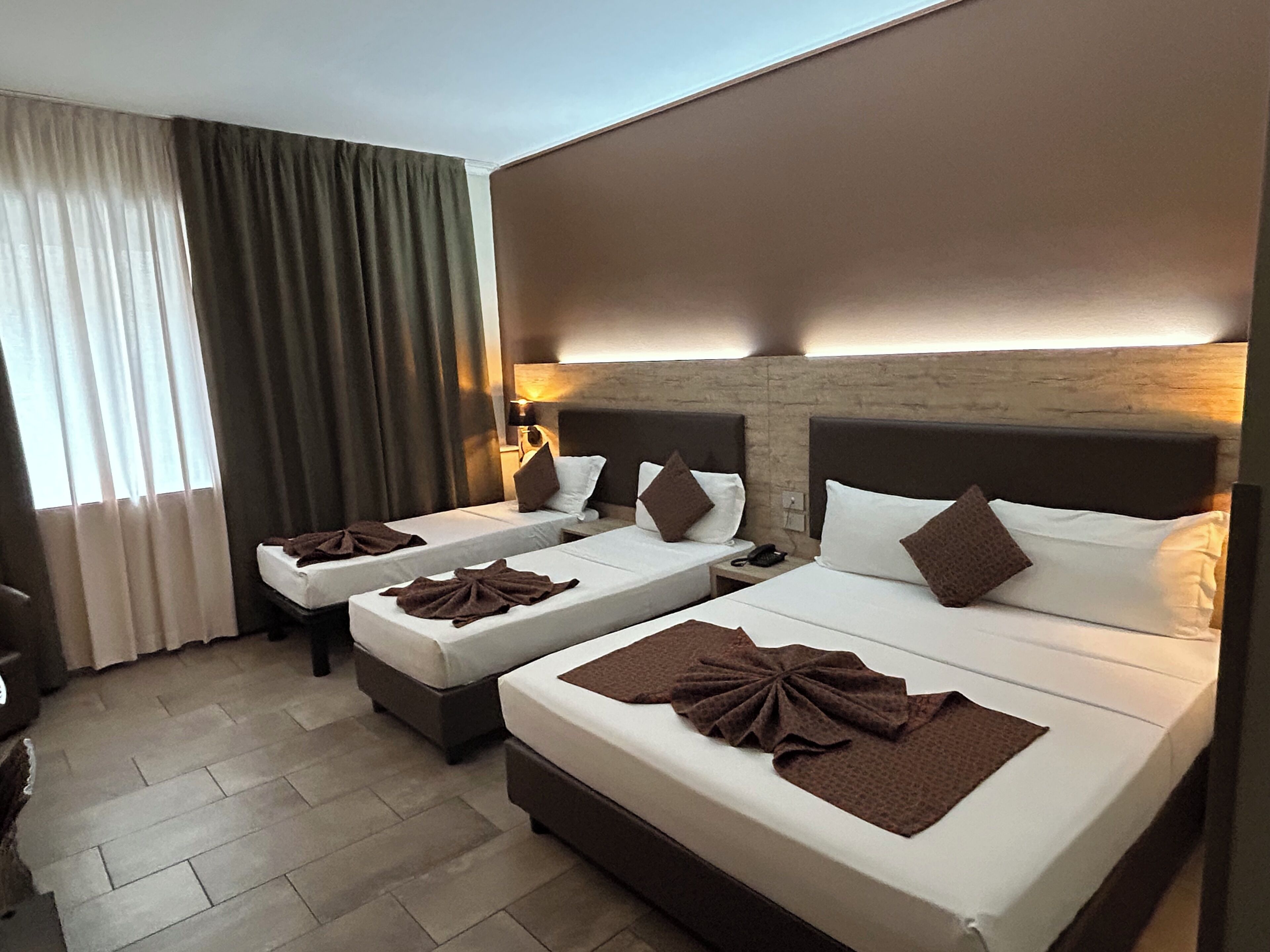 Quadrupla Standard, non fumatori | Copriletto in piuma, una cassaforte in camera