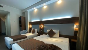 Standard Triple Room, Berbilang Katil, Non Smoking | Gebar bulu kapas, peti besi dalam bilik, meja 