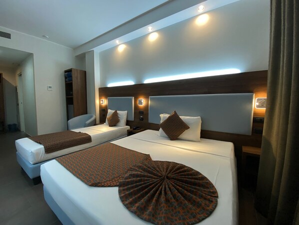 Standard Triple Room, Multiple Beds, Non Smoking | Down comforters, minibar, in-room safe, individually furnished - Hotel Stradivari (Milan)