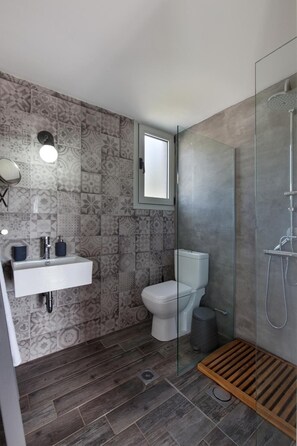 Ducha, artículos de higiene personal gratuitos y secador de pelo