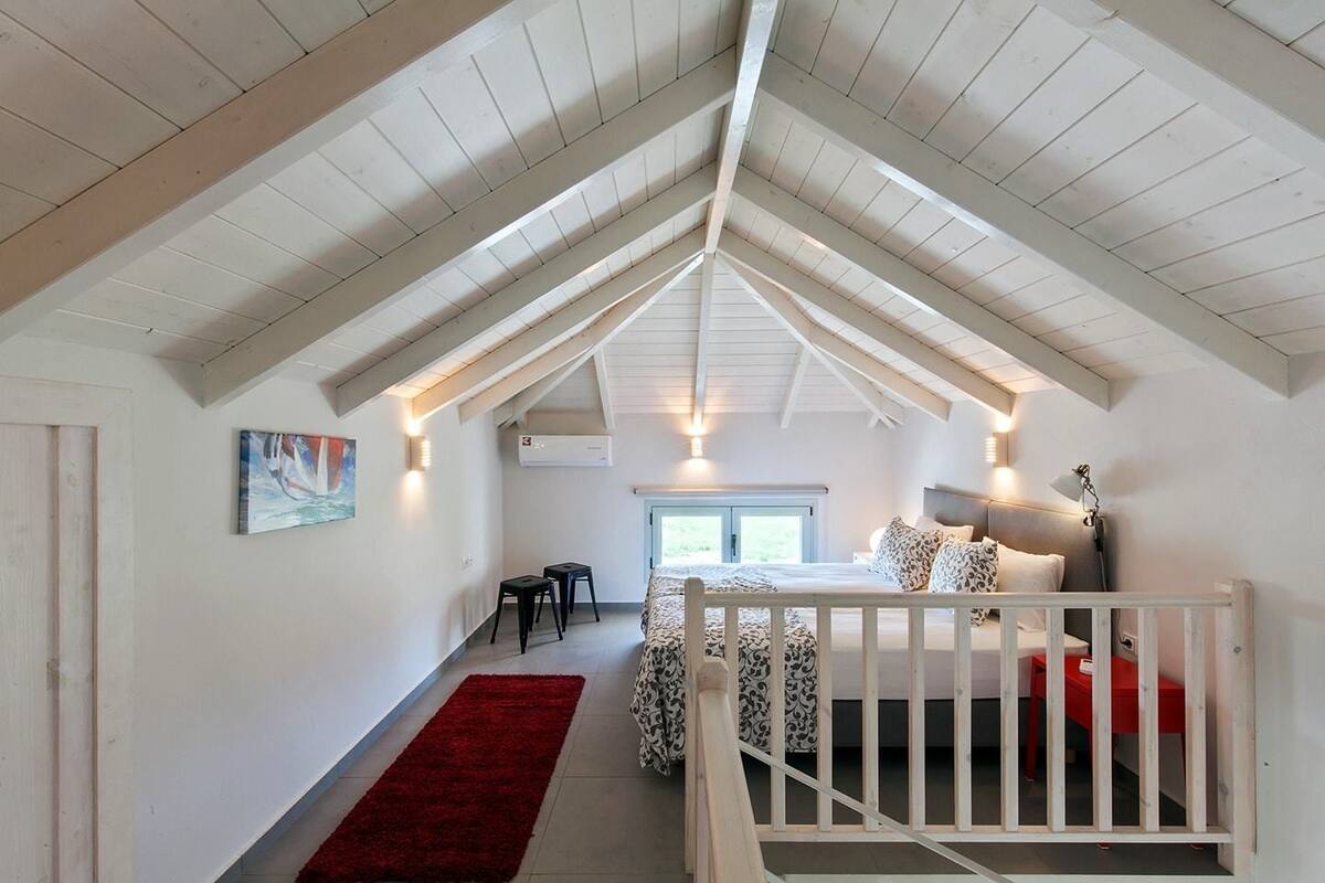 Dúplex, 2 habitaciones | Escritorio y sistema de insonorización