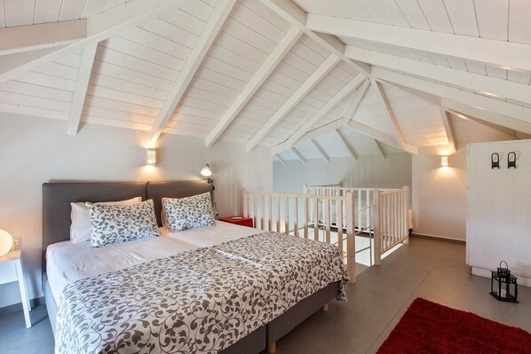 Dúplex, 2 habitaciones | Escritorio y sistema de insonorización