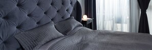 Habitación doble, Terraza | Muebles diferentes, cortinas blackout y tabla de planchar con plancha 