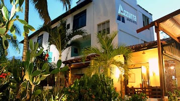 Fachada da propriedade à noite