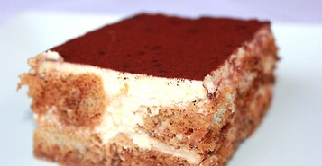 Una porción de pastel con una capa superior oscura y una base más clara.