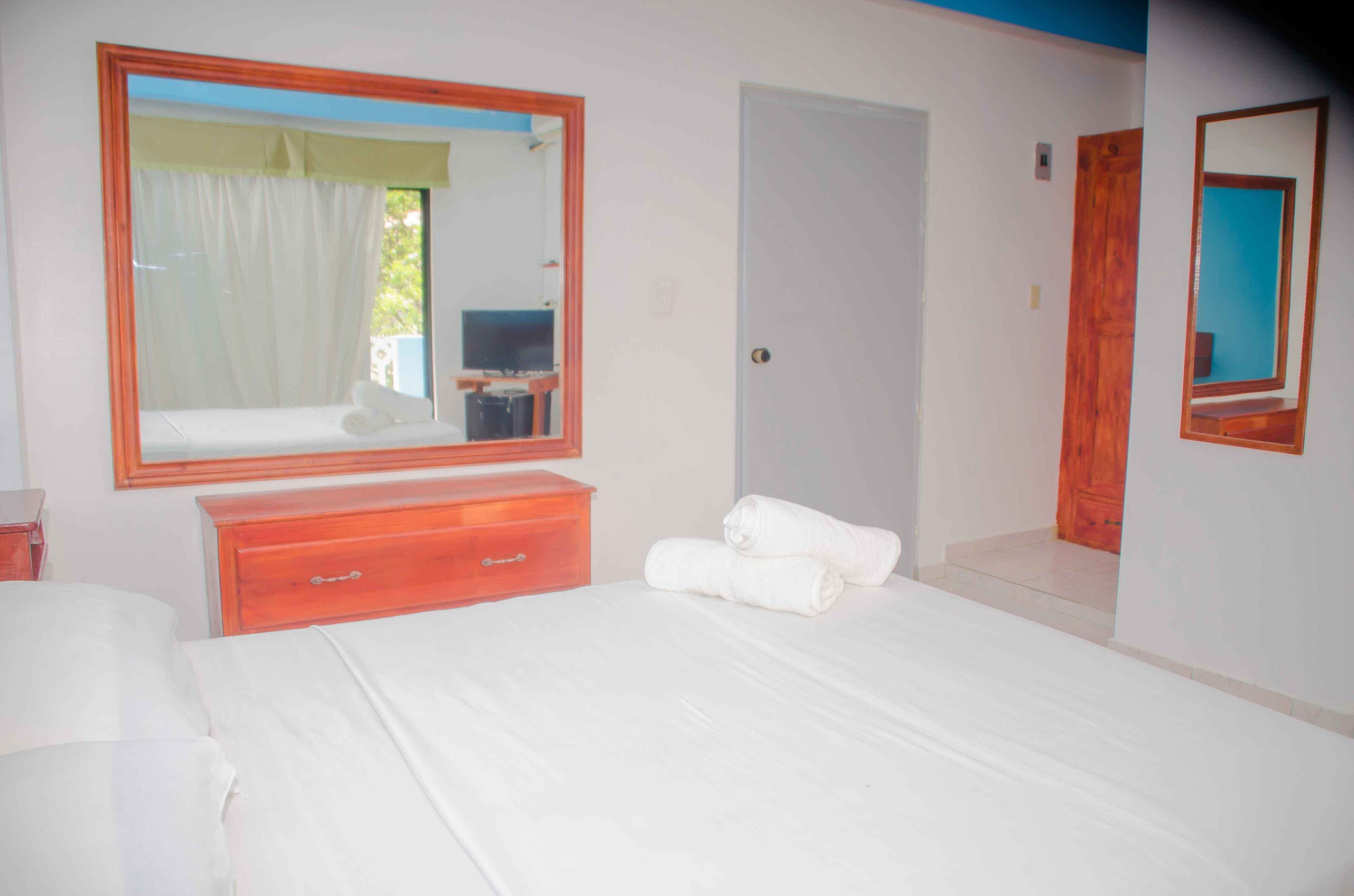 Ropa de cama de alta calidad y minibar 