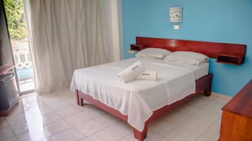 Roupas de cama premium, frigobar, cofres nos quartos, escrivaninha