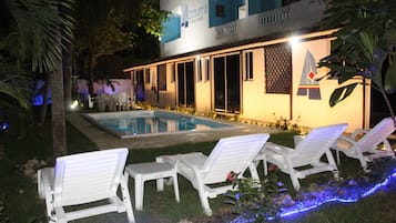 Piscina externa, espreguiçadeiras