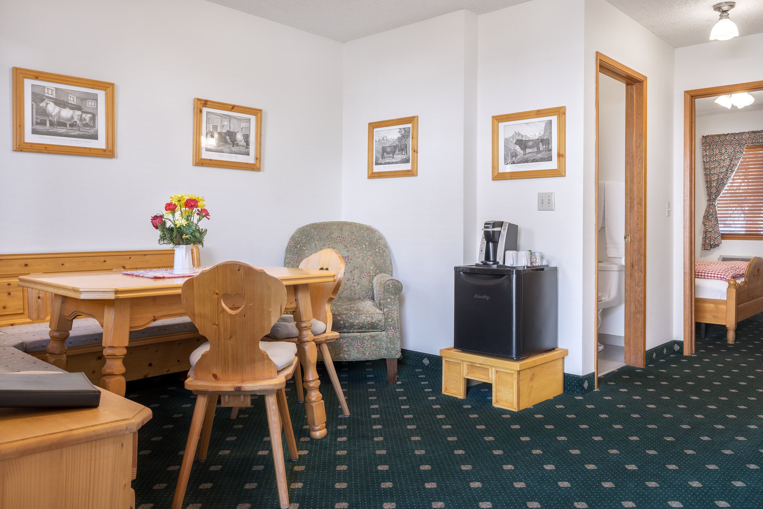 room, 1 king bed | living area | flat-screen tv