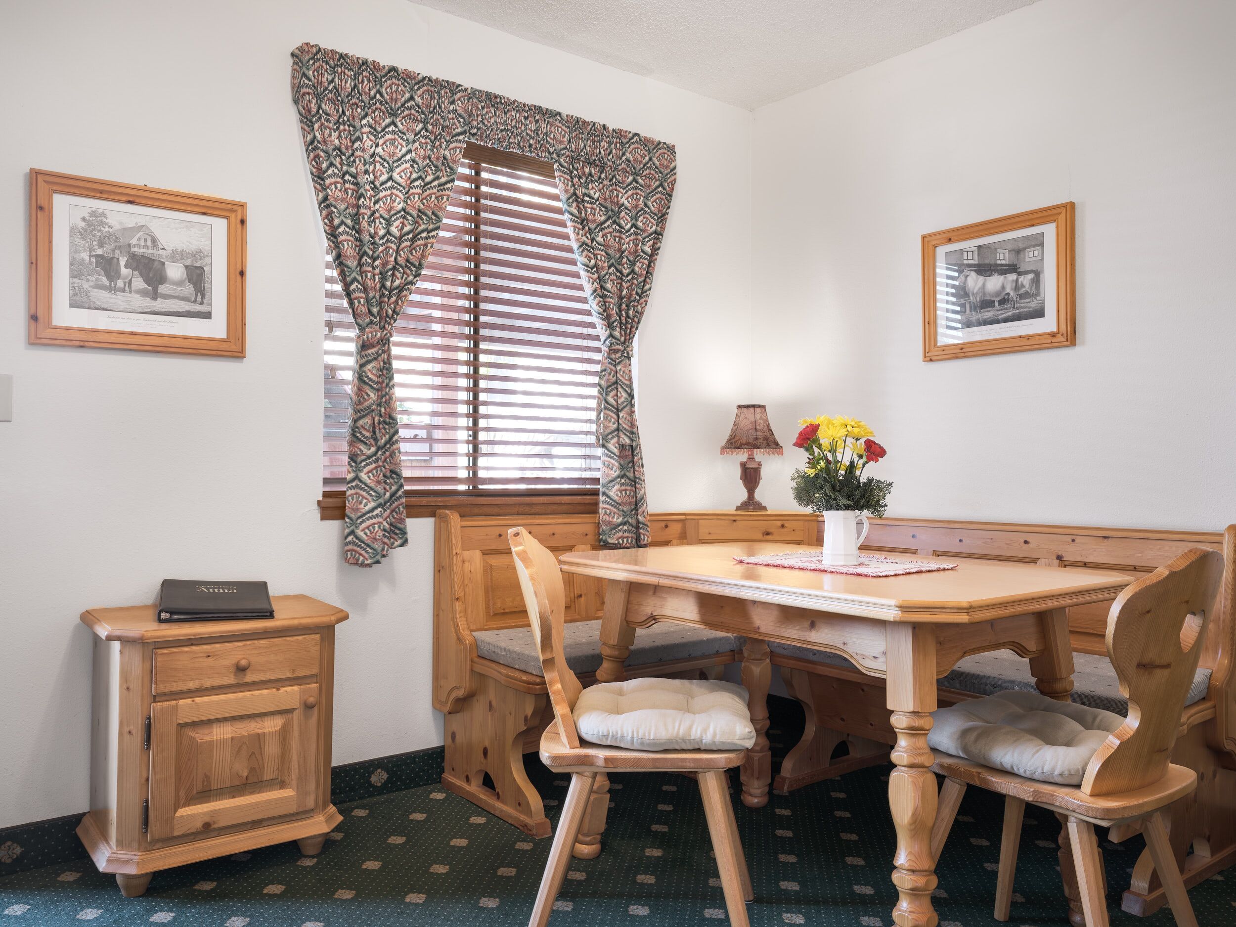 room, 1 king bed | living area | flat-screen tv