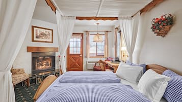 Honeymoon Suite, 1 King Bed | Premium bedding, iron/ironing board, free WiFi