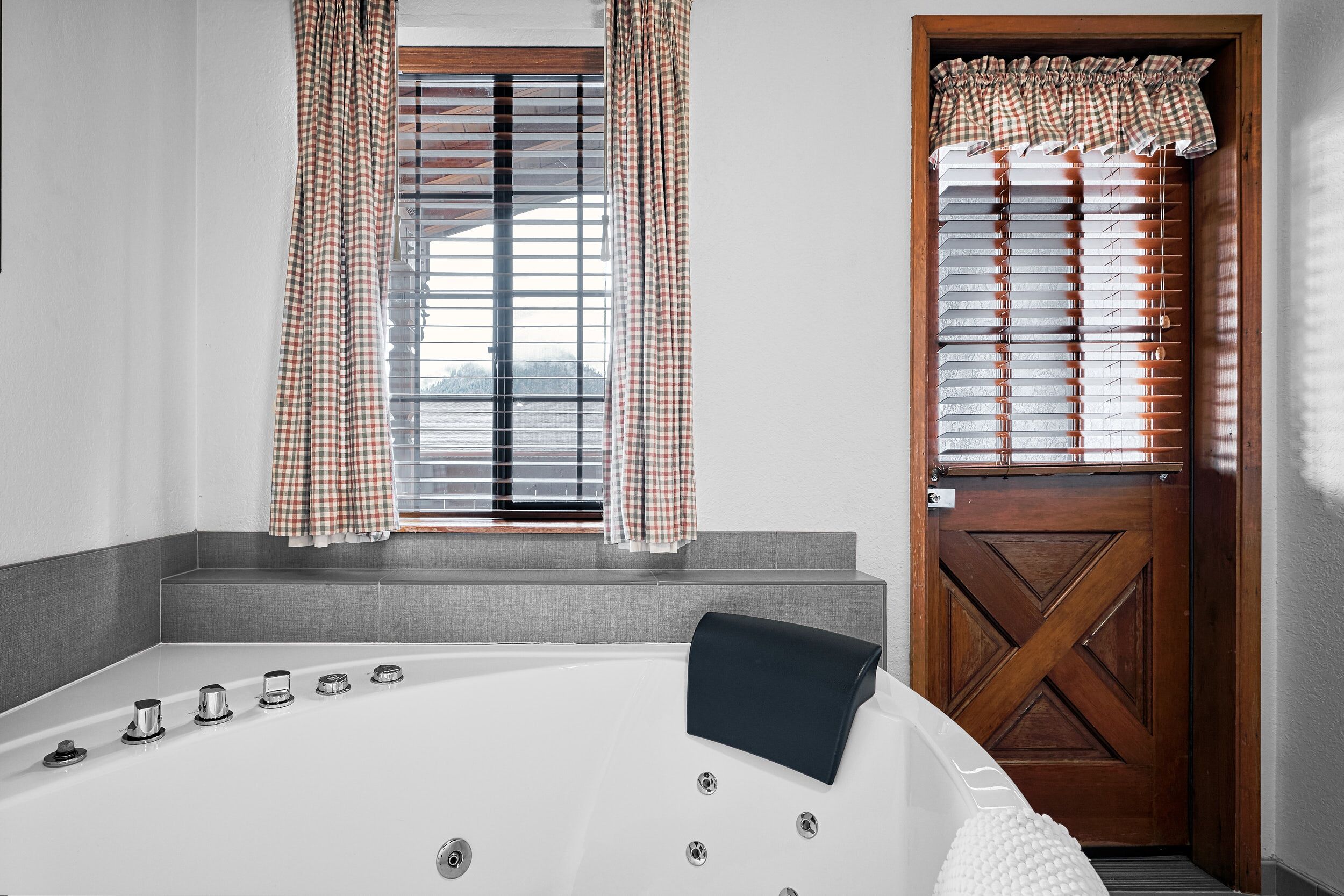 honeymoon suite, 1 king bed | bathroom | free toiletries, towels