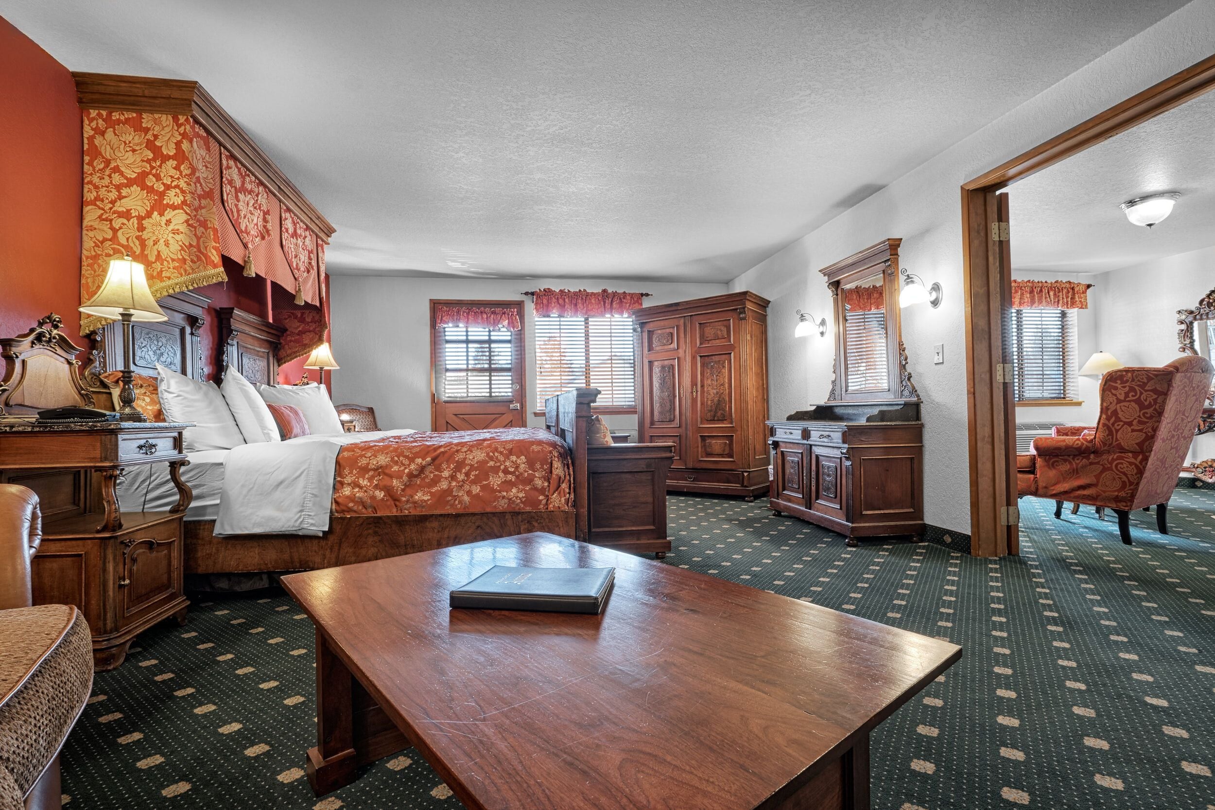 豪華套房, 1 張特大雙人床, 按摩浴缸 | 高級寢具、熨斗/熨衣板、免費無線上網