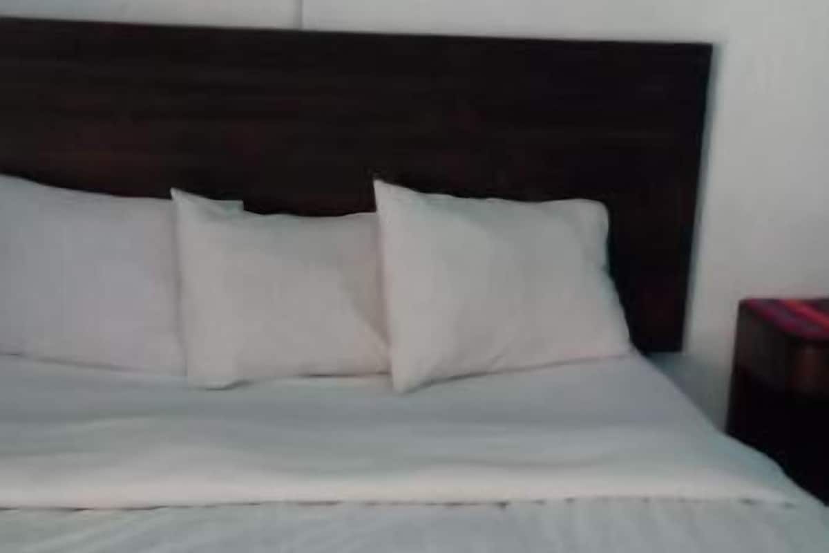 Individually furnished, desk, blackout curtains, free WiFi