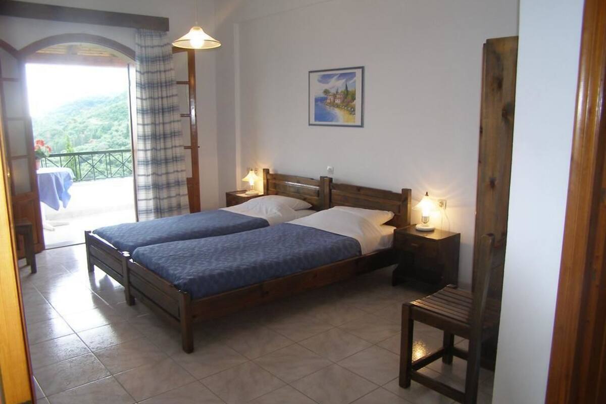 Habitación básica con 1 cama matrimonial o 2 individuales, 2 camas individuales | 1 habitación, ropa de cama de alta calidad y minibar