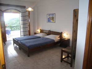 Quarto casal ou duplo básico, 2 camas de solteiro | 1 quarto, roupas de cama premium, frigobar, cofres nos quartos