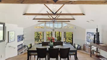 Luxury Villa, 4 Bedrooms, Mountain View | Ruang makan