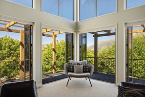 Villa de lujo, 4 habitaciones, vista a la montaña | Área de sala de estar | Televisión de pantalla plana de 37 pulgadas con canales vía satélite