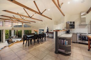 Full-sized fridge, microwave, oven, stovetop