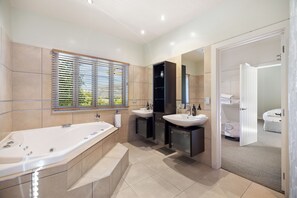 Villa de lujo, 4 habitaciones, vista a la montaña | Baño | Tina de hidromasaje, regadera tipo lluvia, amenidades de baño gratuitas