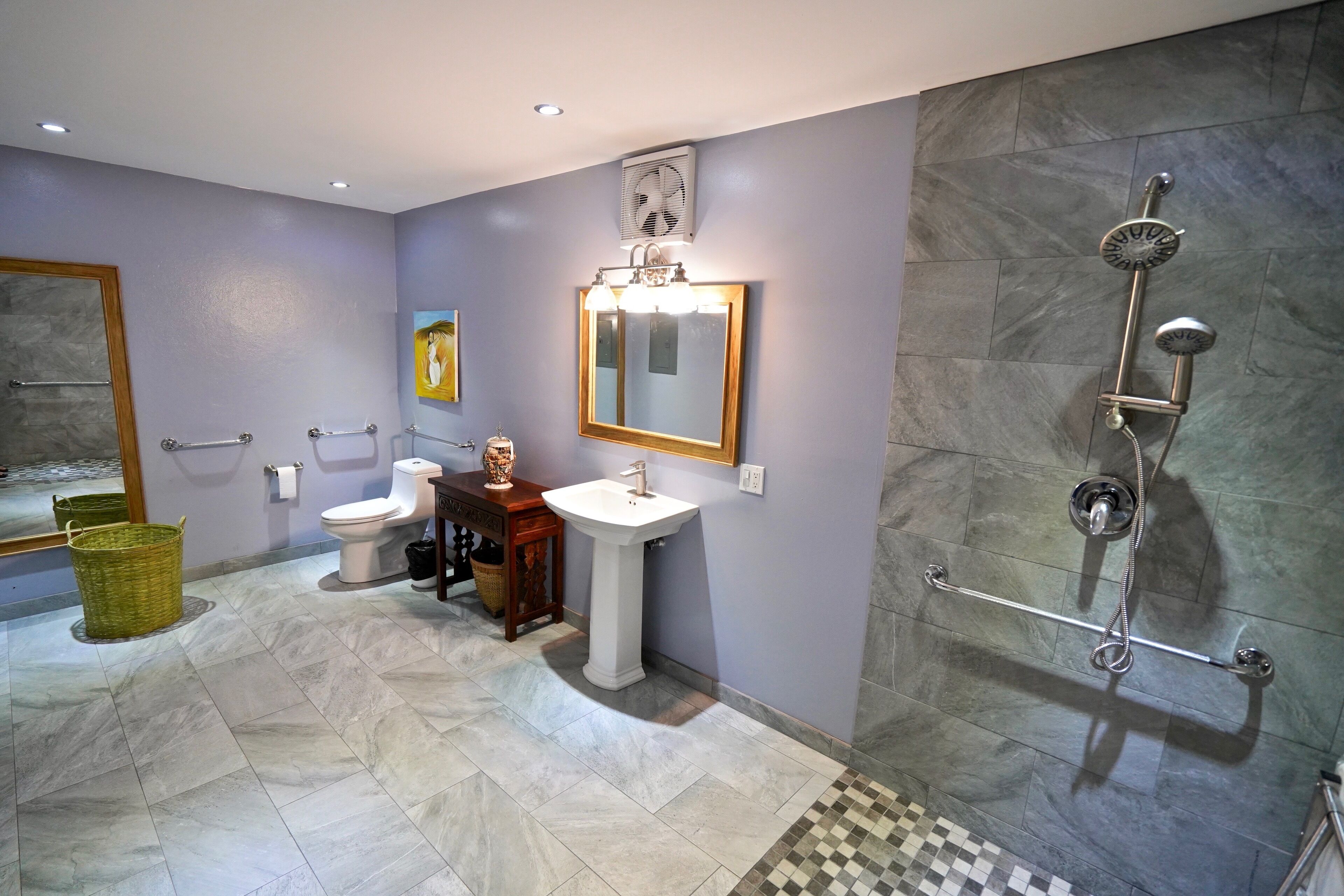 Ein Badezimmer mit Waschbecken, Toilette und Dusche.