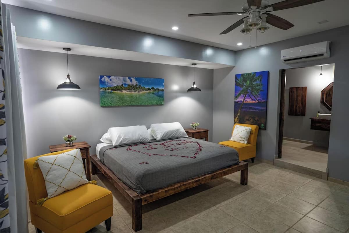 Chambre Deluxe | Literie de qualité, coffre-fort, décor unique, ameublement unique