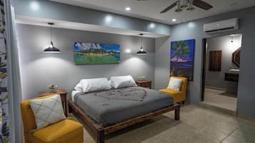 Deluxe kamer | Luxe beddengoed, een kluis op de kamer, individueel gedecoreerd