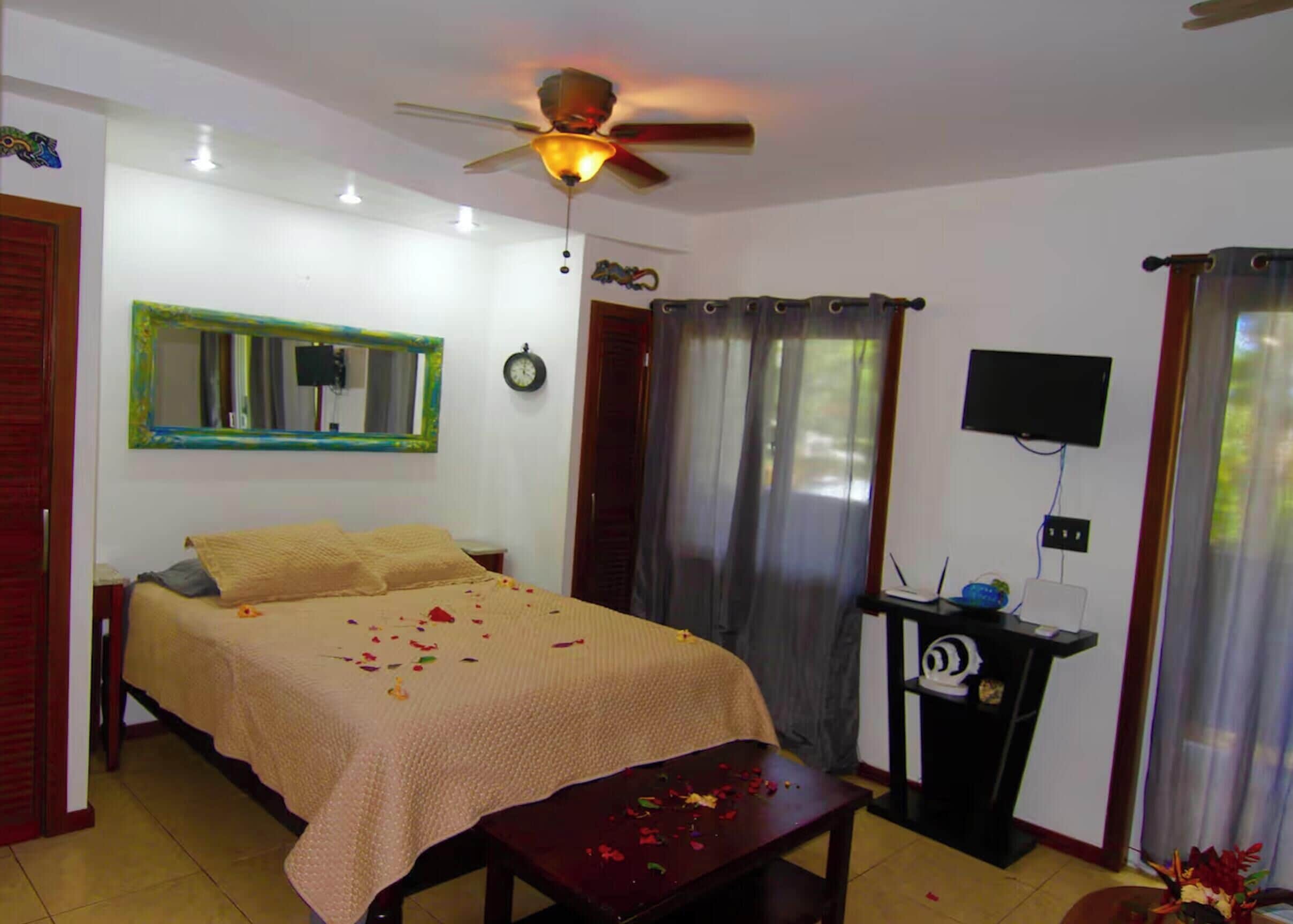 Premium bedding, in-room safe, individually decorated