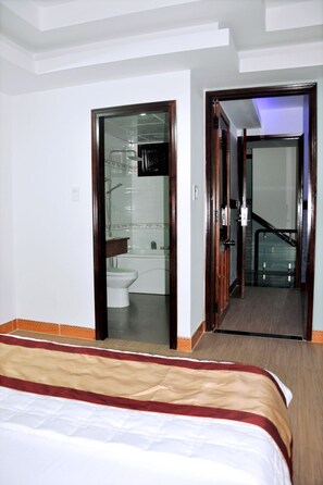 迷你吧、办公桌、免费 WiFi、床单