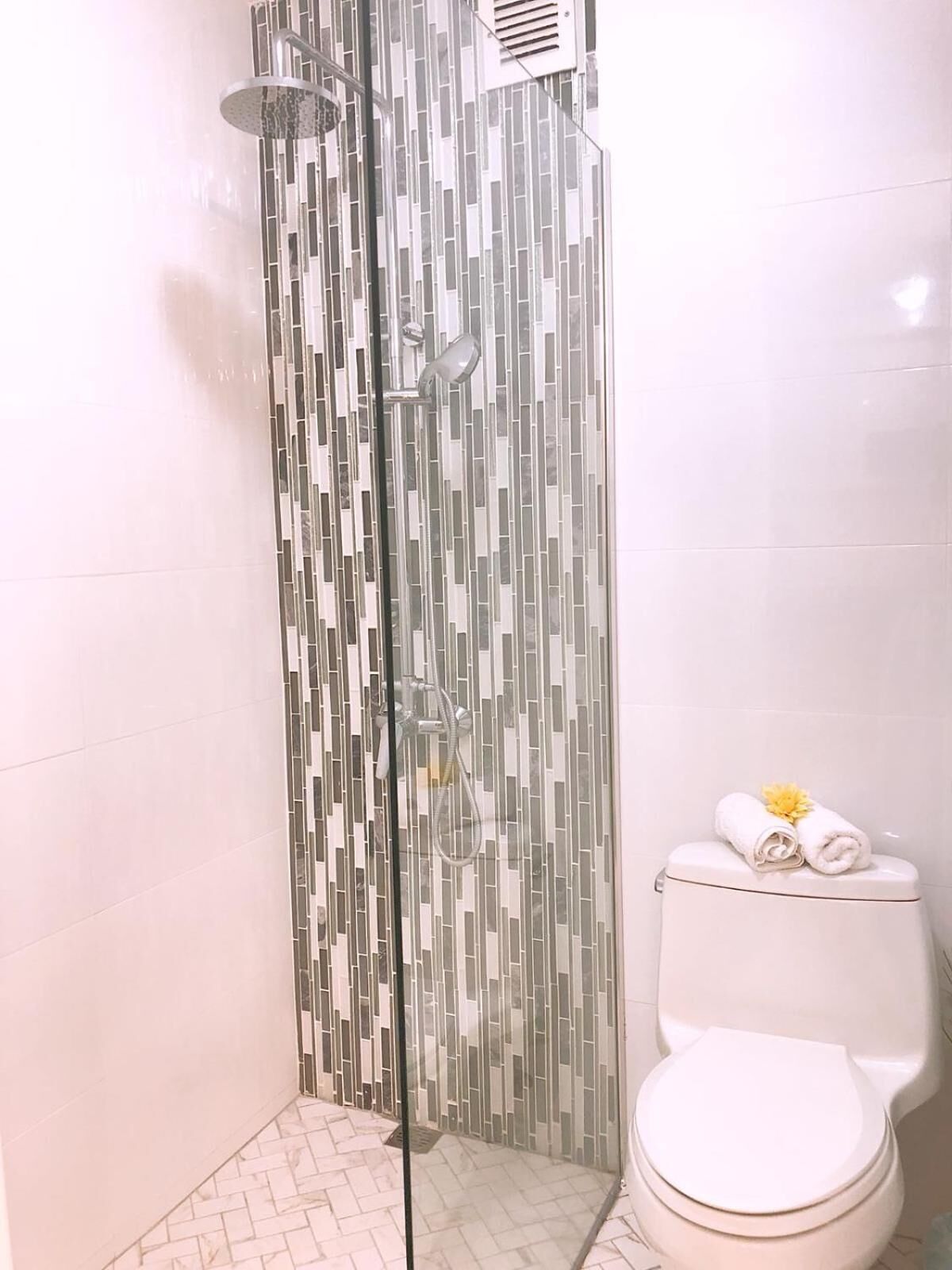 shower, free toiletries, towels