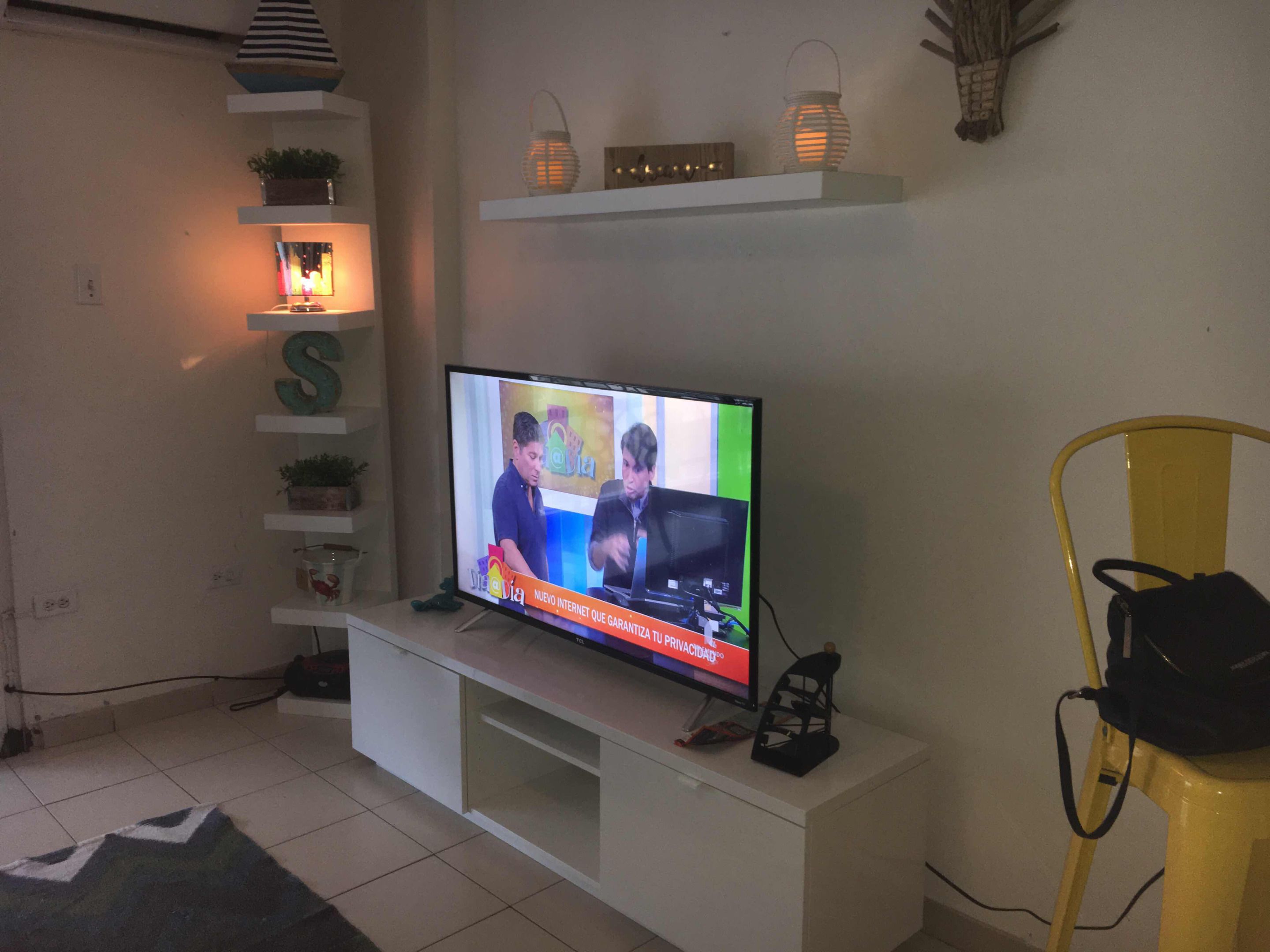 flat-screen tv, netflix