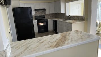 Geladeira, micro-ondas, fogão, cooktop