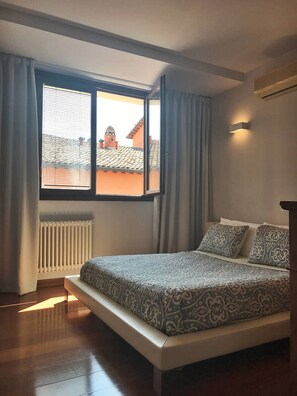 2 habitaciones, tabla de planchar con plancha, wifi y ropa de cama