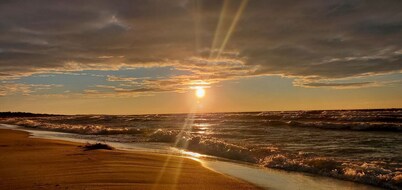 Lake House Oasis: Autumn Magic by the Lake – Cozy Up & Enjoy the Colors!