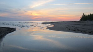 On the beach, sun-loungers - Lake Ontario East, sleeps 10, beach, 2 kayaks, firepit, gas grill, yard, porc (Mannsville)
