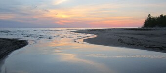 Lake Ontario East, sleeps 10, beach, 2 kayaks, firepit, gas grill, yard, porc