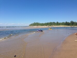 On the beach, sun-loungers - Lake Ontario East, sleeps 10, beach, 2 kayaks, firepit, gas grill, yard, porc (Mannsville)