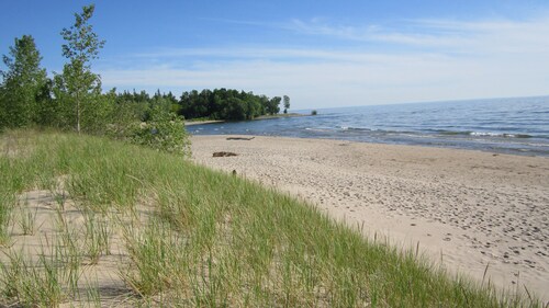 Lake Ontario East, sleeps 10, beach, 2 kayaks, firepit, gas grill, yard, porc